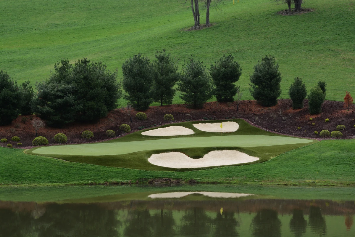 Recreate the thrill of the Masters with our artificial golf greens ideal for any Pittsburgh golf lovers.
