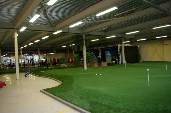 Pittsburgh Indoor putting green in open commercial space