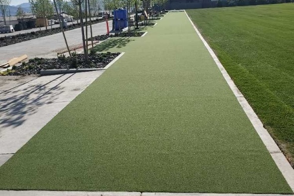 Pittsburgh Outdoor tee line consisting of one continuous green synthetic grass strip surrounded by trees